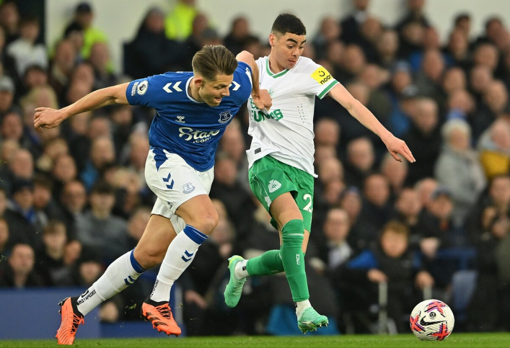  伊萨克梅开二度，纽卡主场完胜布伦特福德  